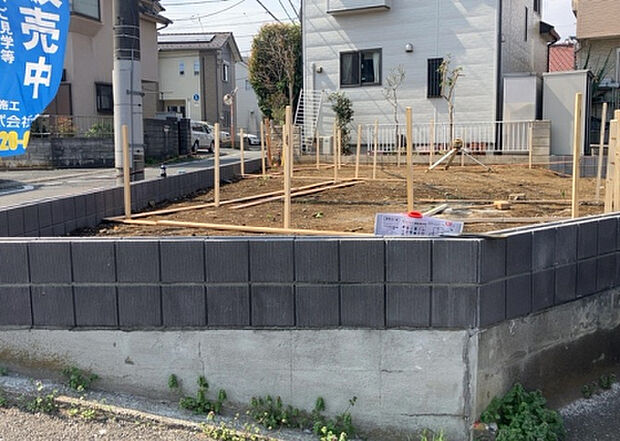 【外観_3】現地に行くなら、物件の周囲の地形がどうなっているかを見ることも大切です。周辺より低くなっている土地では、大雨などで水が集まりやすいため、地盤が弱くなっているということも考えられるため、注意が必要です。
