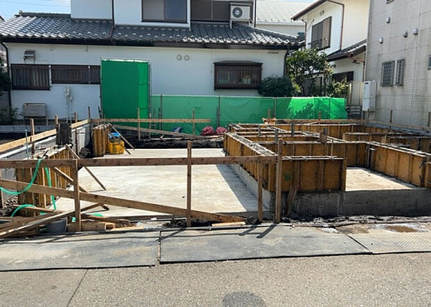 【前面道路含む現地写真_2】前面道路の幅員や歩道の有無、近隣の建物との距離感などは、実際の生活の利便性や安全性に大きく影響します。複数のアングルから前面道路の状況を確認することで、より具体的に生活イメージを描けます。