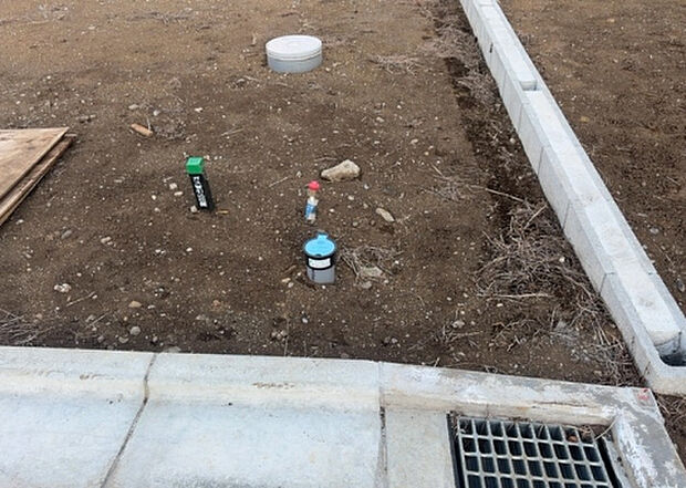 【その他設備】敷地内には、散水栓や立水栓があります。水道水を直接利用できるため、水を運ぶ手間を省くことが出来ます。大量の水を必要とする洗車作業や清掃などに役立ちます。その他設備とあわせて、現地でご確認ください。