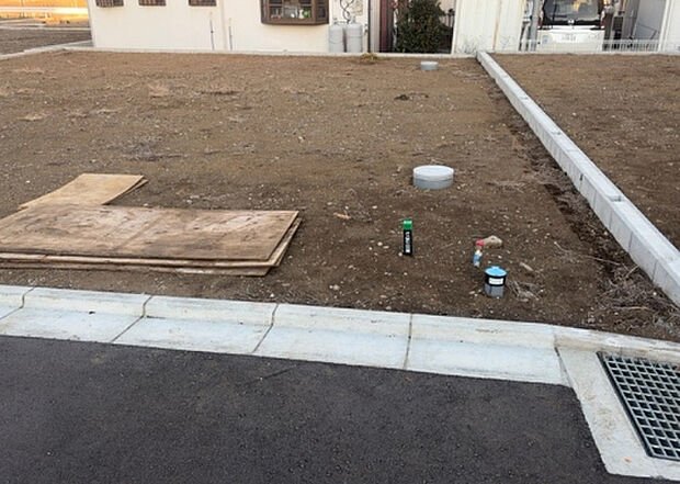 【駐車場_2】駐車場と明記されていても、最小スペースでつくられた駐車場だと大型車は駐車できなかったり、出入りしにくくなったりする可能性があります。お車のサイズと購入したい物件の駐車場のサイズを現地で確認しましょう。