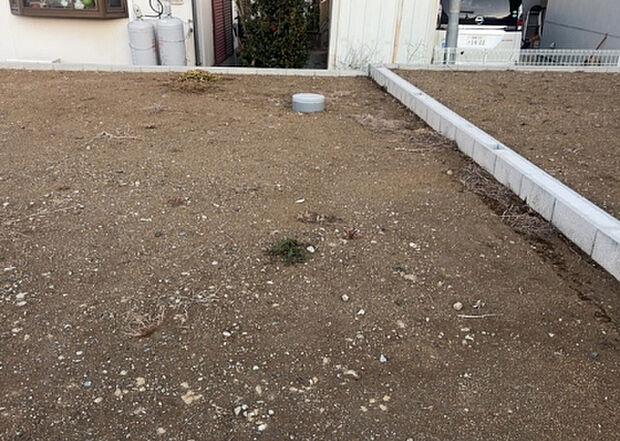 【庭_2】庭のある家に住むことのメリットとして、子どもたちの遊び場を確保できること、ガーデニングや家庭菜園を楽しめること、明るさを確保できることがあります。また、配置を工夫することでプライバシーが確保できます。