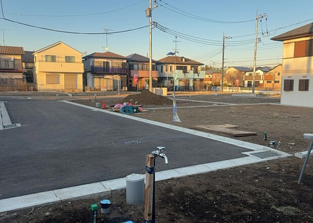 【前面道路含む現地写真_2】前面道路の幅員や歩道の有無、近隣の建物との距離感などは、実際の生活の利便性や安全性に大きく影響します。複数のアングルから前面道路の状況を確認することで、より具体的に生活イメージを描けます。