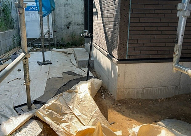 【その他設備】敷地内には、散水栓や立水栓があります。水道水を直接利用できるため、水を運ぶ手間を省くことが出来ます。大量の水を必要とする洗車作業や清掃などに役立ちます。その他設備とあわせて、現地でご確認ください。
