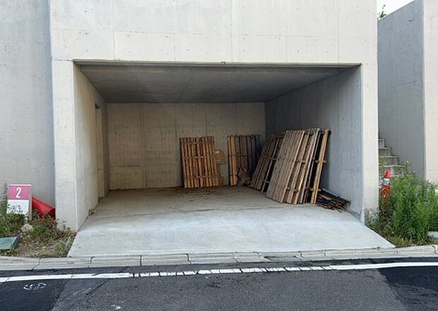 【駐車場_2】駐車場と明記されていても、最小スペースでつくられた駐車場だと大型車は駐車できなかったり、出入りしにくくなったりする可能性があります。お車のサイズと購入したい物件の駐車場のサイズを現地で確認しましょう。