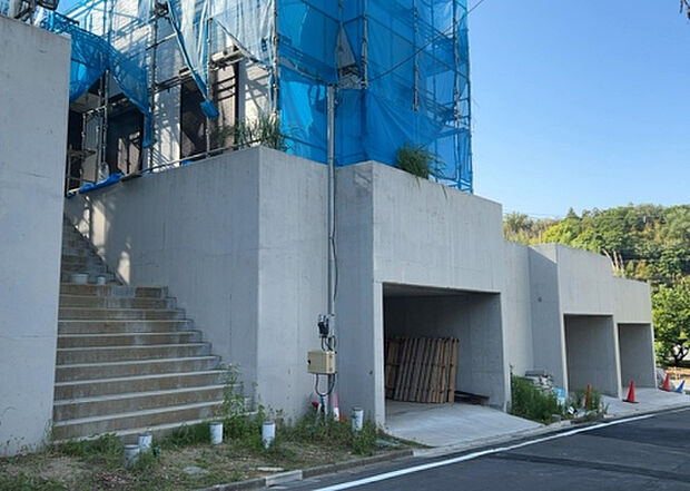 【前面道路含む現地写真_2】前面道路の幅員や歩道の有無、近隣の建物との距離感などは、実際の生活の利便性や安全性に大きく影響します。複数のアングルから前面道路の状況を確認することで、より具体的に生活イメージを描けます。