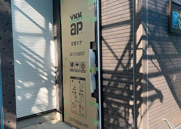 【玄関_2】玄関は、狭すぎると複数人で使いにくく、広すぎても無駄な空間になりがちです。最低2畳を目安にして、家の広さとの兼ね合いや家族の人数を考慮して決めるとよいでしょう。現地を見学して快適な玄関を選びましょう!