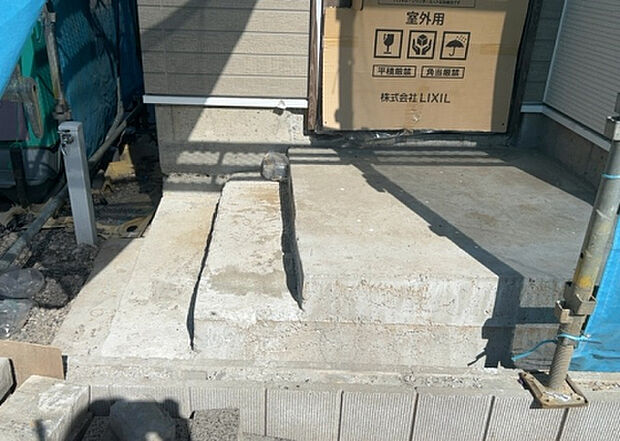 【玄関_2】玄関は、狭すぎると複数人で使いにくく、広すぎても無駄な空間になりがちです。最低2畳を目安にして、家の広さとの兼ね合いや家族の人数を考慮して決めるとよいでしょう。現地を見学して快適な玄関を選びましょう！