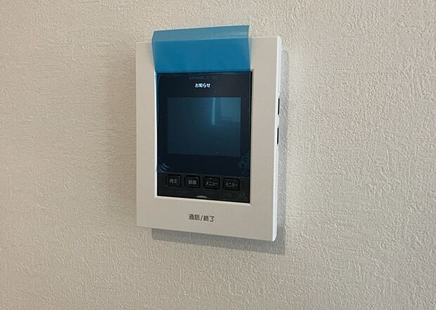 【TVモニター付きインターホン】TVモニター付きインターホンは、来訪者の顔を確認できるだけでなく、音声でやり取りすることもできるため、セキュリティ面で安心できる設備です。モニター画面が大きく見やすいもの、夜間でも来訪者をしっかりと確認できるものなど、機能性を重視したいところです。