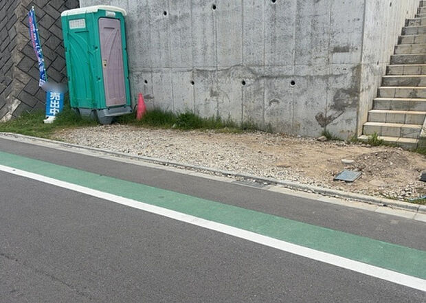 【駐車場】駐車場と明記されていても、最小スペースでつくられた駐車場だと大型車は駐車できなかったり、出入りしにくくなったりする可能性があります。お車のサイズと購入したい物件の駐車場のサイズを現地で確認しましょう。