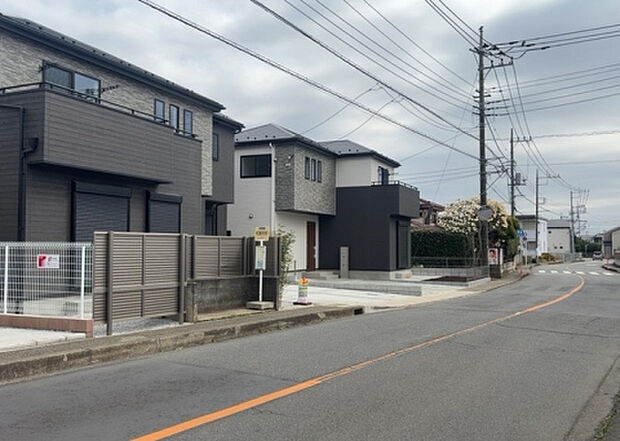 【前面道路含む現地写真_2】お持ちの車種によっては前面道路が広い方が便利でしょう。しかし、前面道路が広ければその分交通量が多くなるため、騒音などが気になる場合があります。実際に現地を見学し、周辺交通量や騒音などを確認しましょう！