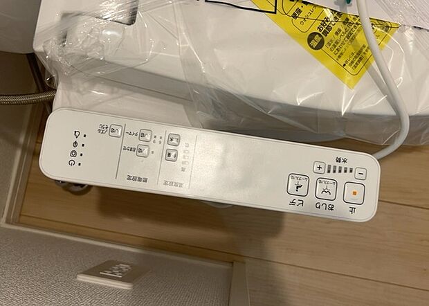 【ウォシュレット（リモコン）】ウォシュレットは、衛生面だけでなく、快適性も向上させる便利な設備です。洗浄機能の種類や水温調節機能など、様々な機能が付いたものが多くあります。リモコンも、操作が簡単で、使いやすいものを選びましょう。