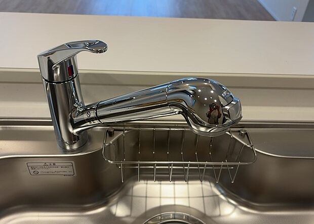 【キッチン水栓】キッチン水栓は、毎日必ず使うものだからこそ、使いやすさが重要です。シャワーヘッドの切り替えがスムーズか、吐水量が調節できるか、水しぶきが飛び散りにくい構造か、浄水機能が付いているかなど、日々の家事を快適にするための機能が数多くあります。また、デザインも多種多様なので、キッチン全体の雰囲気に合わせたものを選ぶことができます。
