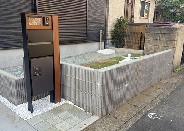 【庭】庭があることでガーデニングや家庭菜園はもちろん、こどもの遊び場やペットを放して遊ぶことができます。また、家の周囲に余裕があるということです。隣地との間があれば、十分な日当たりと、風通しが確保できます。