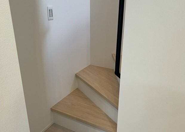 【内装】建物の上下階の通路である階段は、その位置によって動線や室内の印象が大きく左右されます。手摺にも重要な役割があり、転倒の防止・歩行や動作を円滑にして日常生活を支えることを主な目的として設置されています。