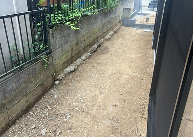 【庭】庭があることでガーデニングや家庭菜園はもちろん、こどもの遊び場やペットを放して遊ぶことができます。また、家の周囲に余裕があるということです。隣地との間があれば、十分な日当たりと、風通しが確保できます。