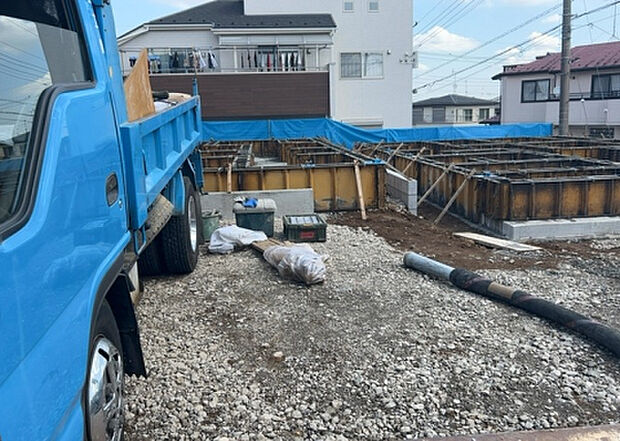 【外観_3】現地に行くなら、物件の周囲の地形がどうなっているかを見ることも大切です。周辺より低くなっている土地では、大雨などで水が集まりやすいため、地盤が弱くなっているということも考えられるため、注意が必要です。