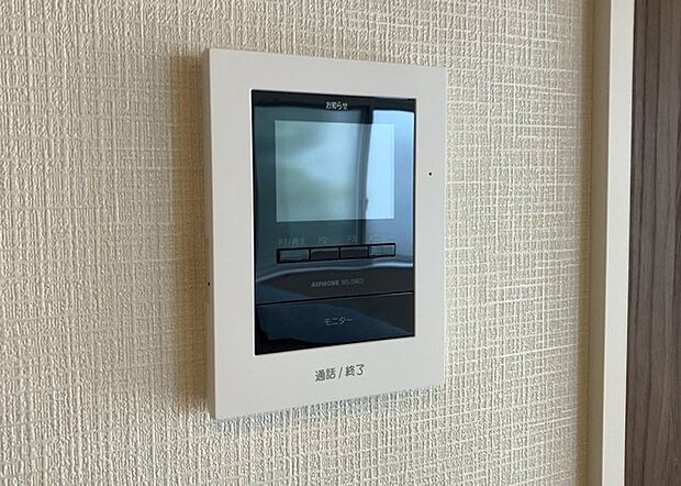 【ＴＶモニター付きインターホン】TVモニター付きインターホンは、来訪者の顔を確認できるだけでなく、音声でやり取りすることもできるため、セキュリティ面で安心できる設備です。モニター画面が大きく見やすいもの、夜間でも来訪者をしっかりと確認できるものなど、機能性を重視したいところです。
