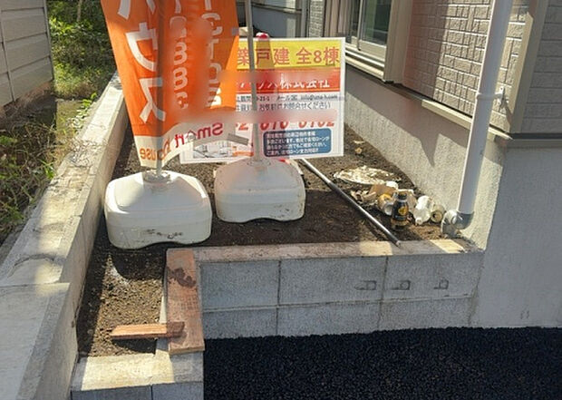 【庭】庭があることでガーデニングや家庭菜園はもちろん、こどもの遊び場やペットを放して遊ぶことができます。また、家の周囲に余裕があるということです。隣地との間があれば、十分な日当たりと、風通しが確保できます。