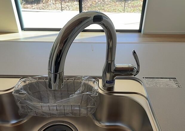 【キッチン水栓】キッチン水栓は、毎日必ず使うものだからこそ、使いやすさが重要です。シャワーヘッドの切り替えがスムーズか、吐水量が調節できるか、水しぶきが飛び散りにくい構造か、浄水機能が付いているかなど、日々の家事を快適にするための機能が数多くあります。また、デザインも多種多様なので、キッチン全体の雰囲気に合わせたものを選ぶことができます。