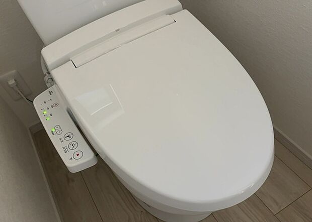 【ウォシュレット（リモコン）】ウォシュレットは、衛生面だけでなく、快適性も向上させる便利な設備です。洗浄機能の種類や水温調節機能など、様々な機能が付いたものが多くあります。リモコンも、操作が簡単で、使いやすいものを選びましょう。