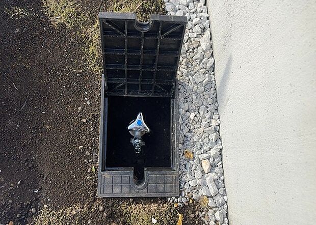【外水栓】外水栓は、庭の水やりや洗車など、様々な用途に使える便利な設備です。ホースがしっかりと接続できるもの、水圧が安定しているものなど、使い勝手の良いものを選びましょう。また、凍結防止機能が付いているものなら、冬場でも安心して使用できます。