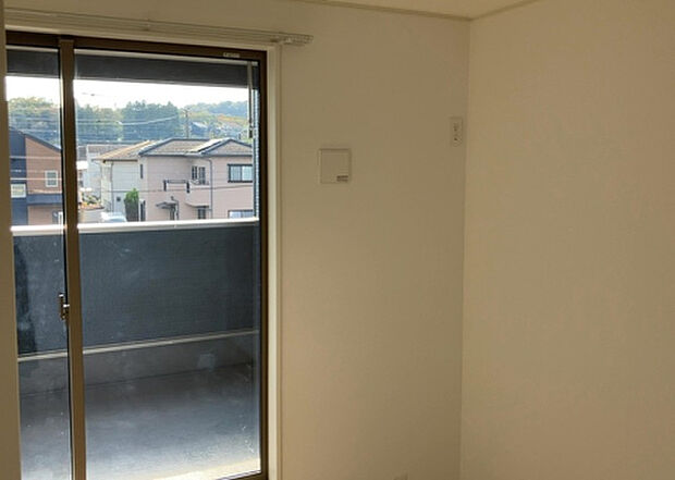 【洋室】洋室のメリットは重い家具が置きやすく、身の回りが整理しやすいことです。 床がフローリングのため畳とは異なり凹みにくいです。 クローゼットなど収納が豊富で、普段使わない旅行カバンや服の整頓も簡単にです。