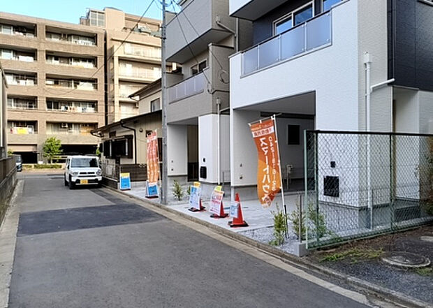 【前面道路含む現地写真_2】お持ちの車種によっては前面道路が広い方が便利でしょう。しかし、前面道路が広ければその分交通量が多くなるため、騒音などが気になる場合があります。実際に現地を見学し、周辺交通量や騒音などを確認しましょう！