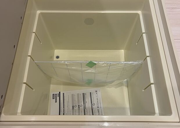 【キッチン床下収納】キッチン床下収納は、調理器具や食器などをスッキリと収納できる便利なスペースです。収納量が多いもの、引き出しがスムーズに開閉するものなど、使い勝手の良いものを選ぶことが大切です。また、湿気がこもりやすい場所なので、通気性の良いものを選ぶこともおすすめです。