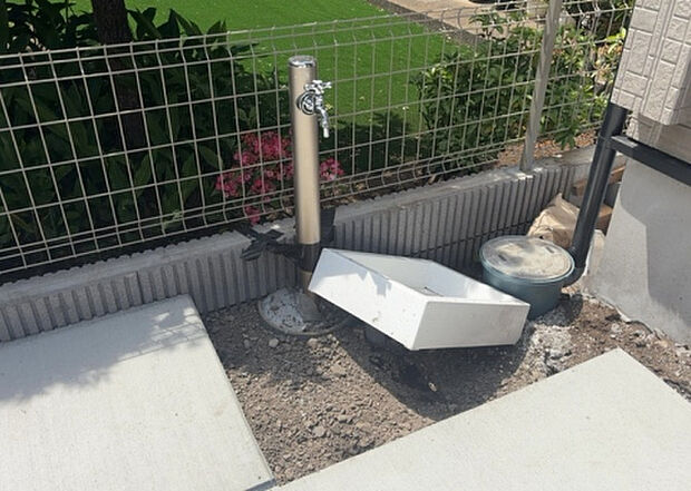 【その他設備】敷地内には、散水栓や立水栓があります。水道水を直接利用できるため、水を運ぶ手間を省くことが出来ます。大量の水を必要とする洗車作業や清掃などに役立ちます。その他設備とあわせて、現地でご確認ください。