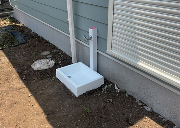 【その他設備】敷地内には、散水栓や立水栓があります。水道水を直接利用できるため、水を運ぶ手間を省くことが出来ます。大量の水を必要とする洗車作業や清掃などに役立ちます。その他設備とあわせて、現地でご確認ください。