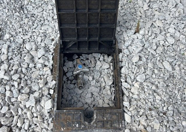 【その他設備】敷地内には、散水栓や立水栓があります。水道水を直接利用できるため、水を運ぶ手間を省くことが出来ます。大量の水を必要とする洗車作業や清掃などに役立ちます。その他設備とあわせて、現地でご確認ください。