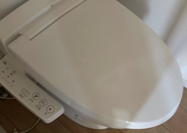 【ウォシュレット（リモコン）】ウォシュレットは、衛生面だけでなく、快適性も向上させる便利な設備です。洗浄機能の種類や水温調節機能など、様々な機能が付いたものが多くあります。リモコンも、操作が簡単で、使いやすいものを選びましょう。