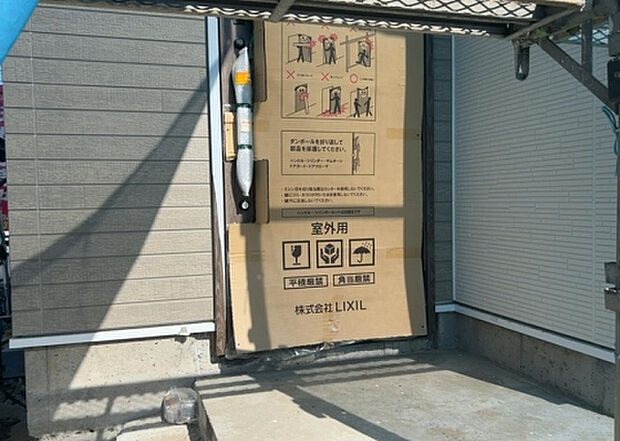【玄関】玄関は家の顔でもあり、家族以外の目にも止まる場所です。玄関は外との間を仕切る扉、靴などをしまっておく収納スペース、靴脱ぎのたたきスペース、来客とのやり取りをするドアホンなど複数のアイテムからなります。