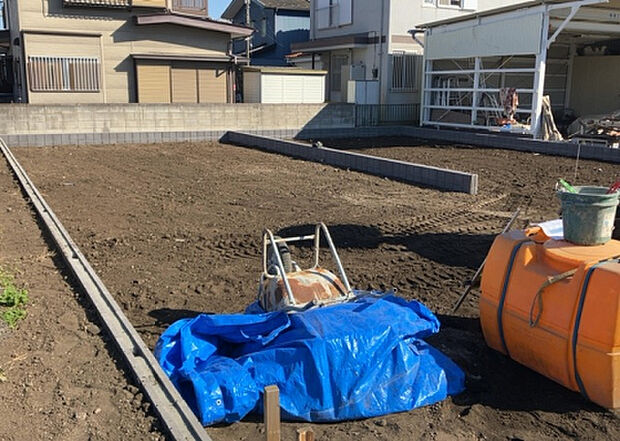 【玄関】玄関は家の顔でもあり、家族以外の目にも止まる場所です。玄関は外との間を仕切る扉、靴などをしまっておく収納スペース、靴脱ぎのたたきスペース、来客とのやり取りをするドアホンなど複数のアイテムからなります。