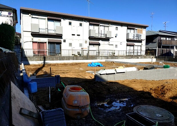 【外観_3】現地に行くなら、物件の周囲の地形がどうなっているかを見ることも大切です。周辺より低くなっている土地では、大雨などで水が集まりやすいため、地盤が弱くなっているということも考えられるため、注意が必要です。