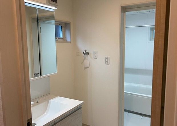 【脱衣場】多くの戸建て住宅で見かける洗面脱衣所は、洗面台と洗濯機が2畳ほどのスペースに並べられていて、洗面所が脱衣所を兼ね備えている間取りが一般的です。お客様が利用することもある、パブリックな空間でもあります。