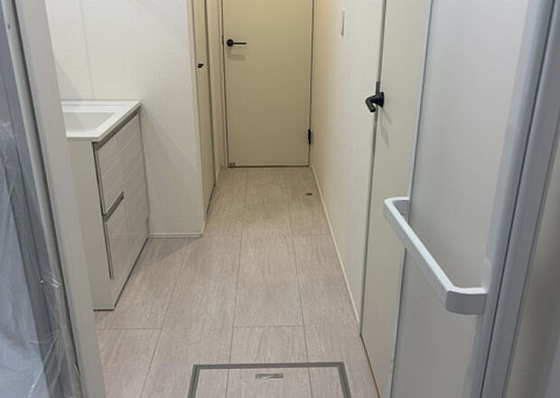 【脱衣場】多くの戸建て住宅で見かける洗面脱衣所は、洗面台と洗濯機が2畳ほどのスペースに並べられていて、洗面所が脱衣所を兼ね備えている間取りが一般的です。お客様が利用することもある、パブリックな空間でもあります。