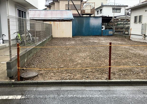 【玄関_2】玄関は、狭すぎると複数人で使いにくく、広すぎても無駄な空間になりがちです。最低2畳を目安にして、家の広さとの兼ね合いや家族の人数を考慮して決めるとよいでしょう。現地を見学して快適な玄関を選びましょう！