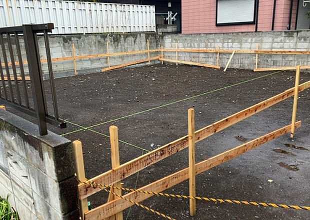 【構造・工法・仕様_2】ベタ基礎とは、柱の位置に関係なく全体に基礎がある事を指し、面積が大きい分建物の重さを全体に分散できます。また、地面からの湿気や害虫を遮断でき、木造住宅で心配されるシロアリ被害を防ぐ効果も期待できます。