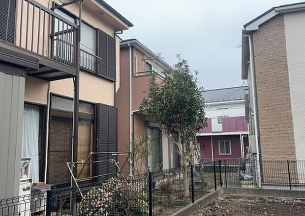 【物件からの展望_2】眺望を気にして物件を探す場合、前面に建物が建っていないか現地で確認しましょう！前面に建物があると景色はもちろん、日当たりや風通しにも影響が出てきます。住んだ時のことを想像しながら現地見学をしましょう。
