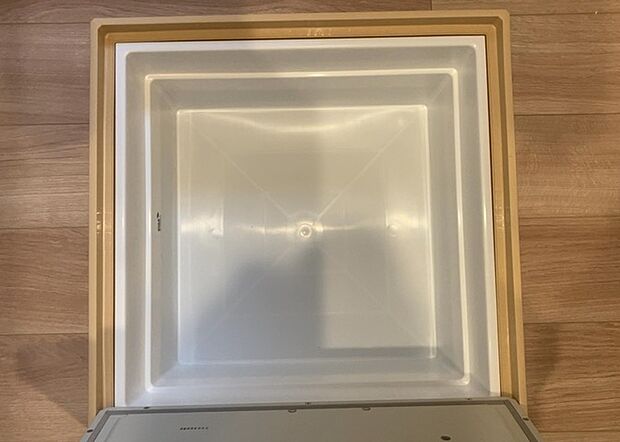 【キッチン床下収納】キッチン床下収納は、調理器具や食器などをスッキリと収納できる便利なスペースです。収納量が多いもの、引き出しがスムーズに開閉するものなど、使い勝手の良いものを選ぶことが大切です。また、湿気がこもりやすい場所なので、通気性の良いものを選ぶこともおすすめです。