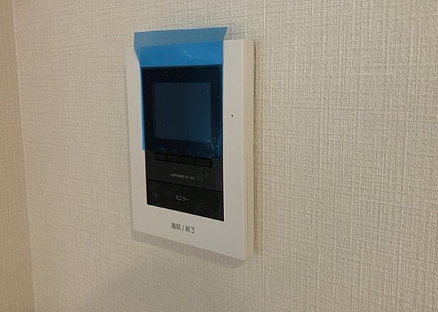 【ＴＶモニター付きインターホン】TVモニター付きインターホンは、来訪者の顔を確認できるだけでなく、音声でやり取りすることもできるため、セキュリティ面で安心できる設備です。モニター画面が大きく見やすいもの、夜間でも来訪者をしっかりと確認できるものなど、機能性を重視したいところです。