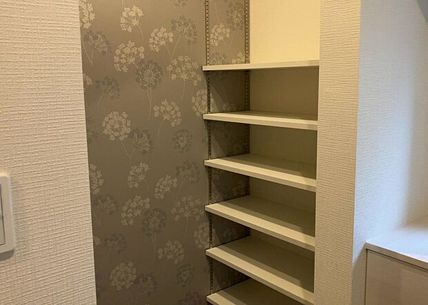 【玄関収納】玄関収納は、靴や傘、コートなどをスッキリと収納できるだけでなく、来客時に見せる顔となるため、家の顔とも言えます。収納量だけでなく、デザイン性も重視したいところです。ミラー付きの収納であれば、外出前の身だしなみチェックにも便利です。
