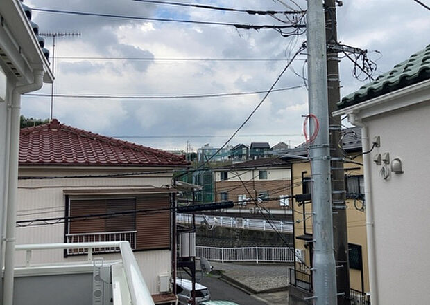【物件からの展望】眺望を気にして物件を探す場合、前面に建物が建っていないか現地で確認しましょう！前面に建物があると景色はもちろん、日当たりや風通しにも影響が出てきます。住んだ時のことを想像しながら現地見学をしましょう。
