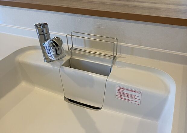 【キッチン水栓】キッチン水栓は、毎日必ず使うものだからこそ、使いやすさが重要です。シャワーヘッドの切り替えがスムーズか、吐水量が調節できるか、水しぶきが飛び散りにくい構造か、浄水機能が付いているかなど、日々の家事を快適にするための機能が数多くあります。また、デザインも多種多様なので、キッチン全体の雰囲気に合わせたものを選ぶことができます。