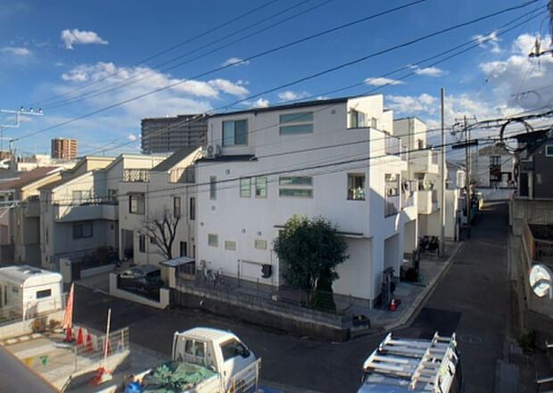 【前面道路含む現地写真_2】お持ちの車種によっては前面道路が広い方が便利でしょう。しかし、前面道路が広ければその分交通量が多くなるため、騒音などが気になる場合があります。実際に現地を見学し、周辺交通量や騒音などを確認しましょう！
