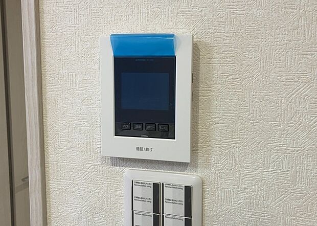【ＴＶモニター付きインターホン】TVモニター付きインターホンは、来訪者の顔を確認できるだけでなく、音声でやり取りすることもできるため、セキュリティ面で安心できる設備です。モニター画面が大きく見やすいもの、夜間でも来訪者をしっかりと確認できるものなど、機能性を重視したいところです。