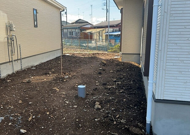 【庭】庭があることでガーデニングや家庭菜園はもちろん、こどもの遊び場やペットを放して遊ぶことができます。また、家の周囲に余裕があるということです。隣地との間があれば、十分な日当たりと、風通しが確保できます。