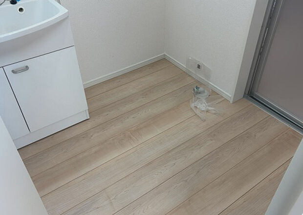 【脱衣場】多くの戸建て住宅で見かける洗面脱衣所は、洗面台と洗濯機が2畳ほどのスペースに並べられていて、洗面所が脱衣所を兼ね備えている間取りが一般的です。お客様が利用することもある、パブリックな空間でもあります。