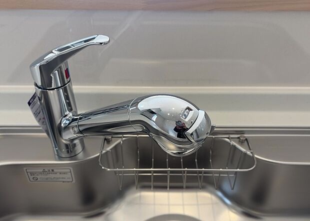 【キッチン水栓】キッチン水栓は、毎日必ず使うものだからこそ、使いやすさが重要です。シャワーヘッドの切り替えがスムーズか、吐水量が調節できるか、水しぶきが飛び散りにくい構造か、浄水機能が付いているかなど、日々の家事を快適にするための機能が数多くあります。また、デザインも多種多様なので、キッチン全体の雰囲気に合わせたものを選ぶことができます。